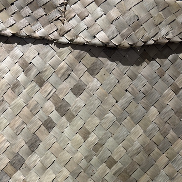 Natural woven banana leaf bag - Picture 2 of 5